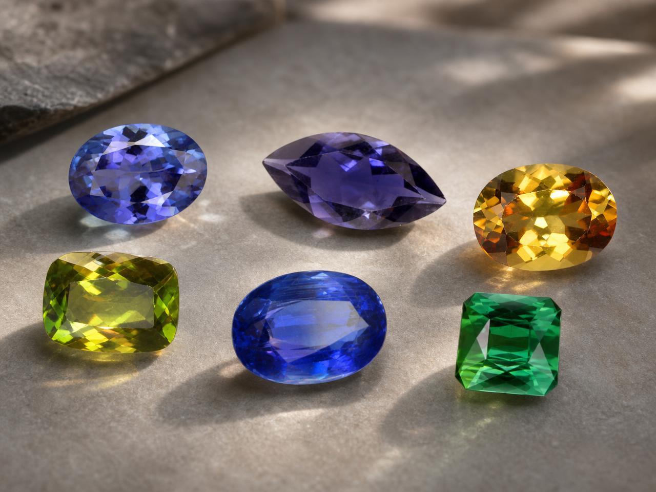 Gemas pleocróicas soltas que exibem cores dependentes do ângulo.