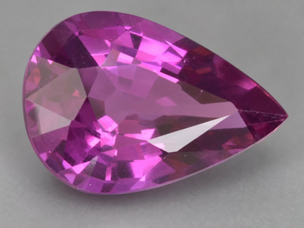 Visão aproximada de gemas de safira roxa natural.
