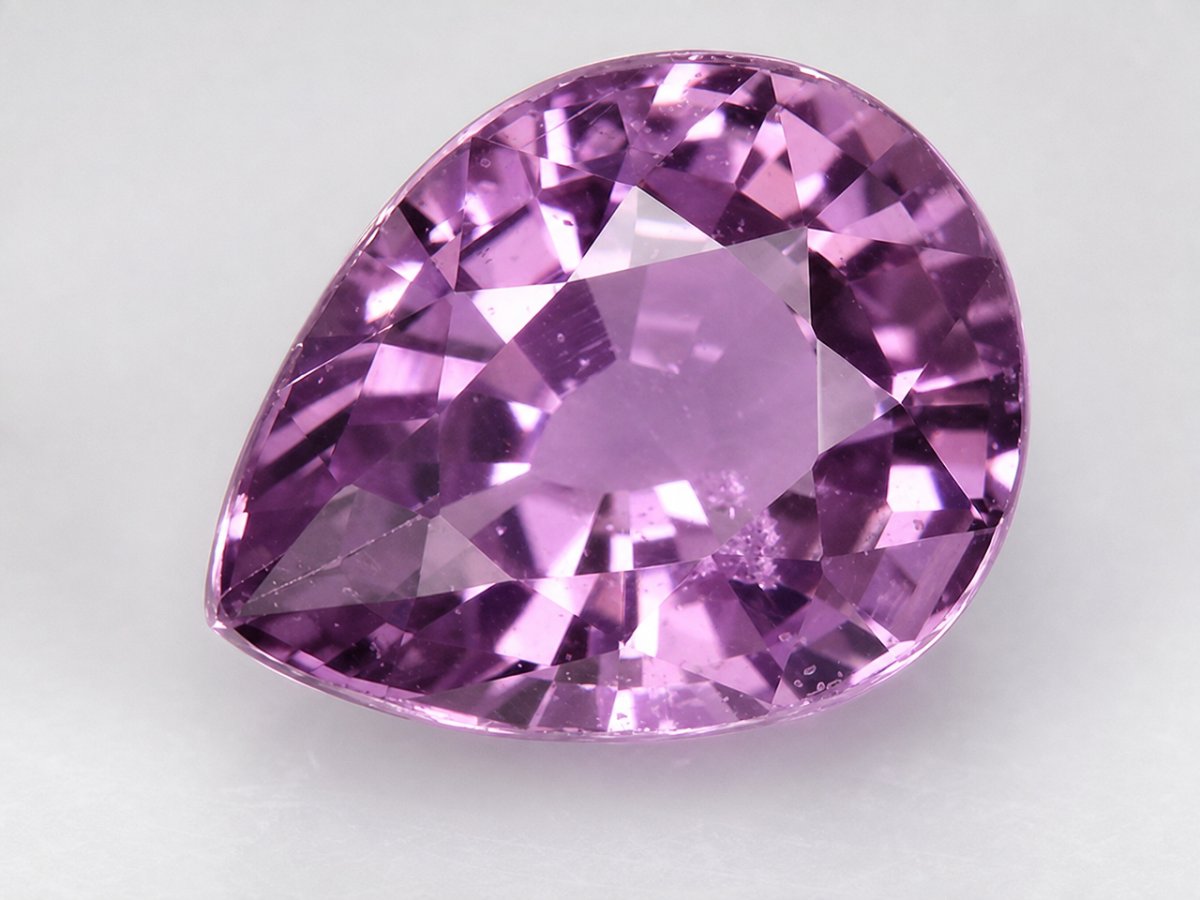Visão aproximada de gemas de safira roxa natural.