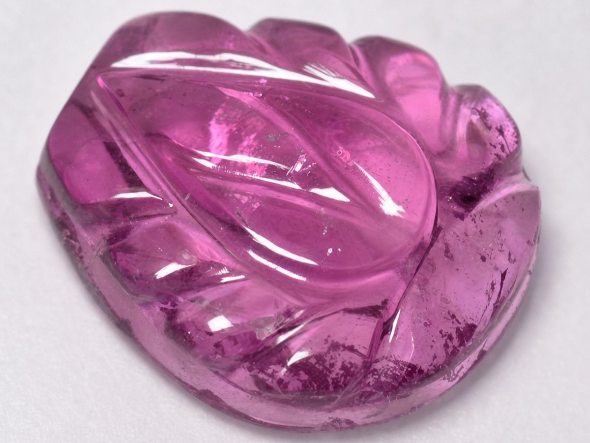 Visão aproximada de gemas naturais de turmalina roxa.