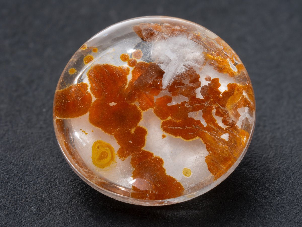 Visão aproximada de quartzo natural com pedras preciosas de marcasita.