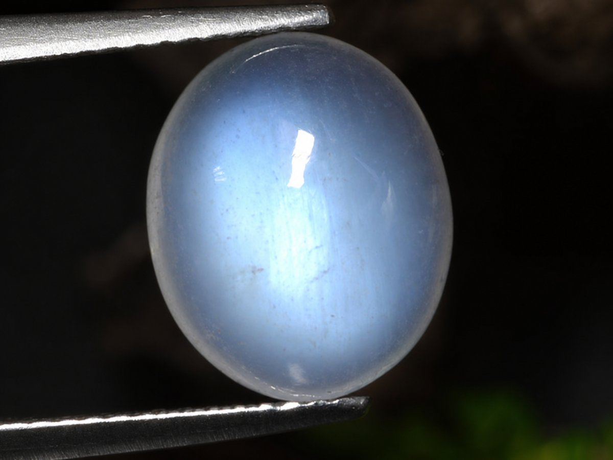 Visão aproximada de gemas naturais de Pedra da Lua Arco-Íris.
