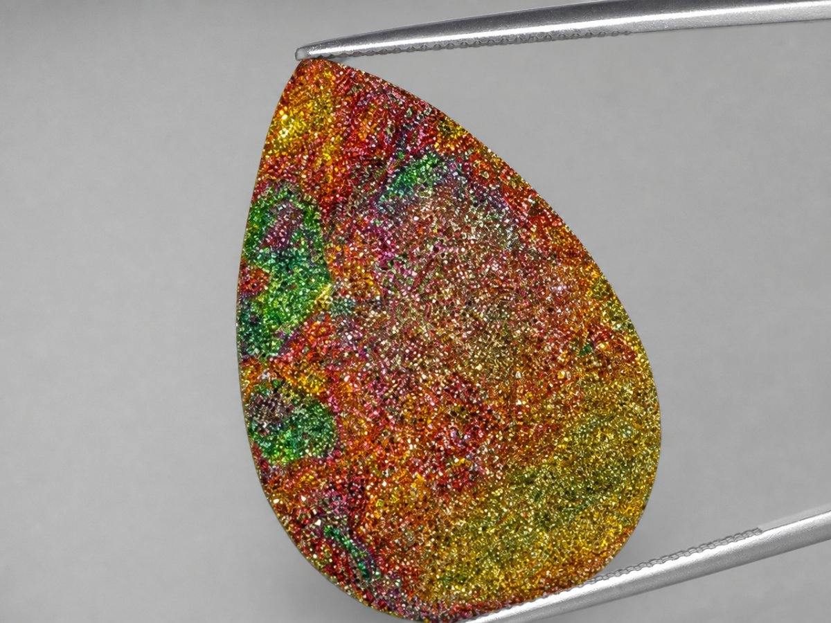 Visão aproximada de gemas naturais de pirita arco-íris.