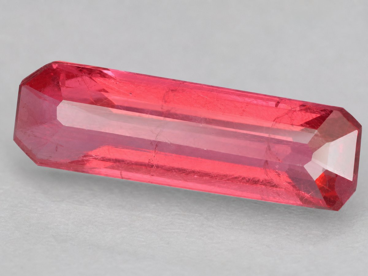 Visão aproximada de gemas de rodonita naturais.