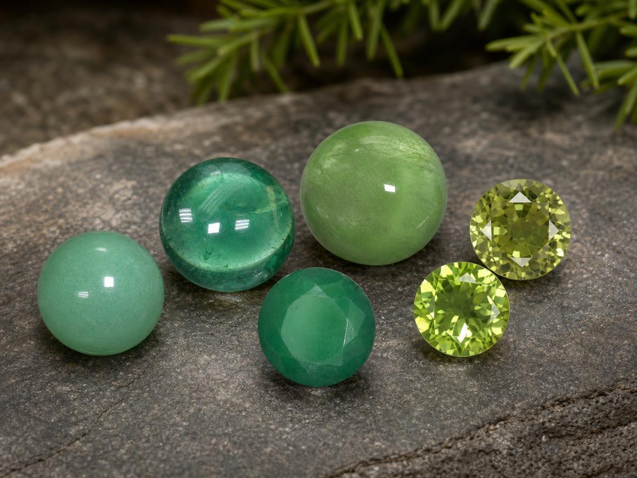Pedras preciosas verdes redondas soltas em tons variados.