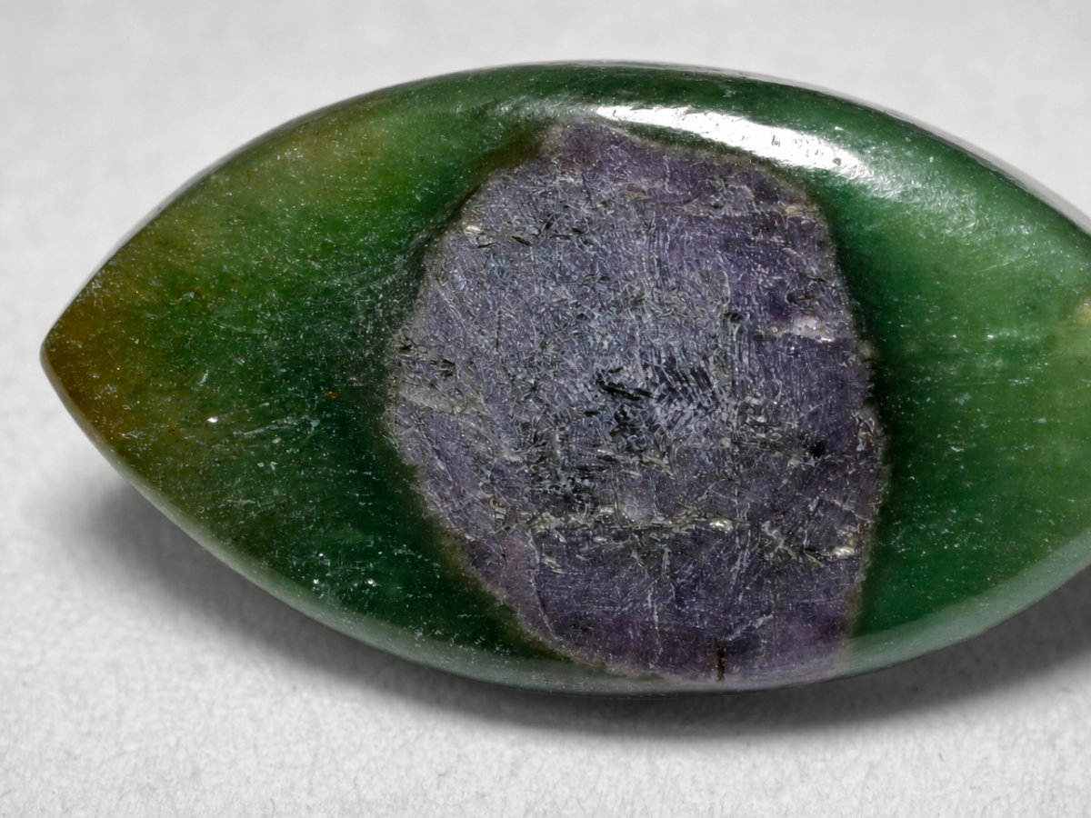 Visão aproximada de rubis naturais em gemas de fuchsite.