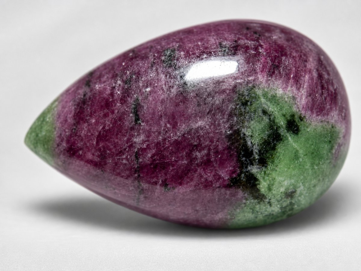 Visão aproximada de gemas naturais de rubi-zoisita.