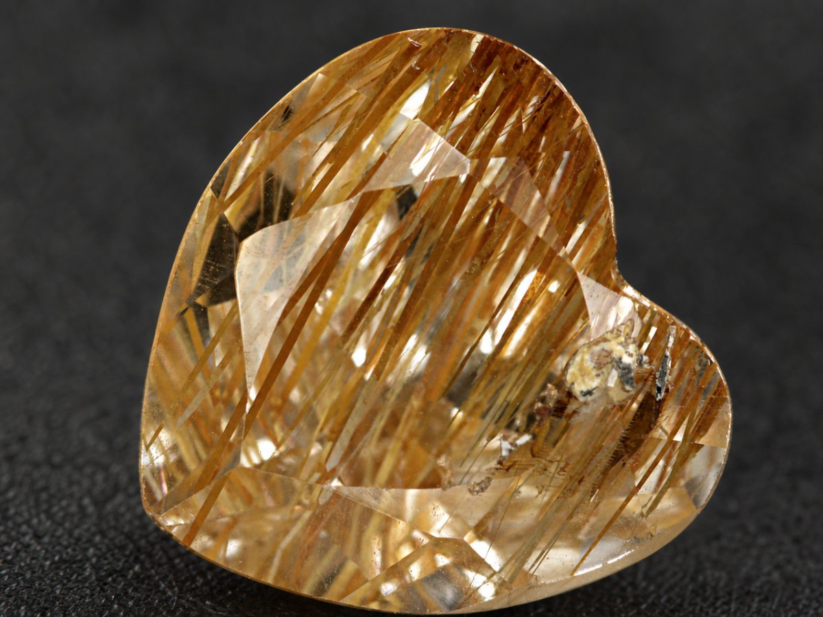 Visão aproximada de gemas de topázio rutilo natural.