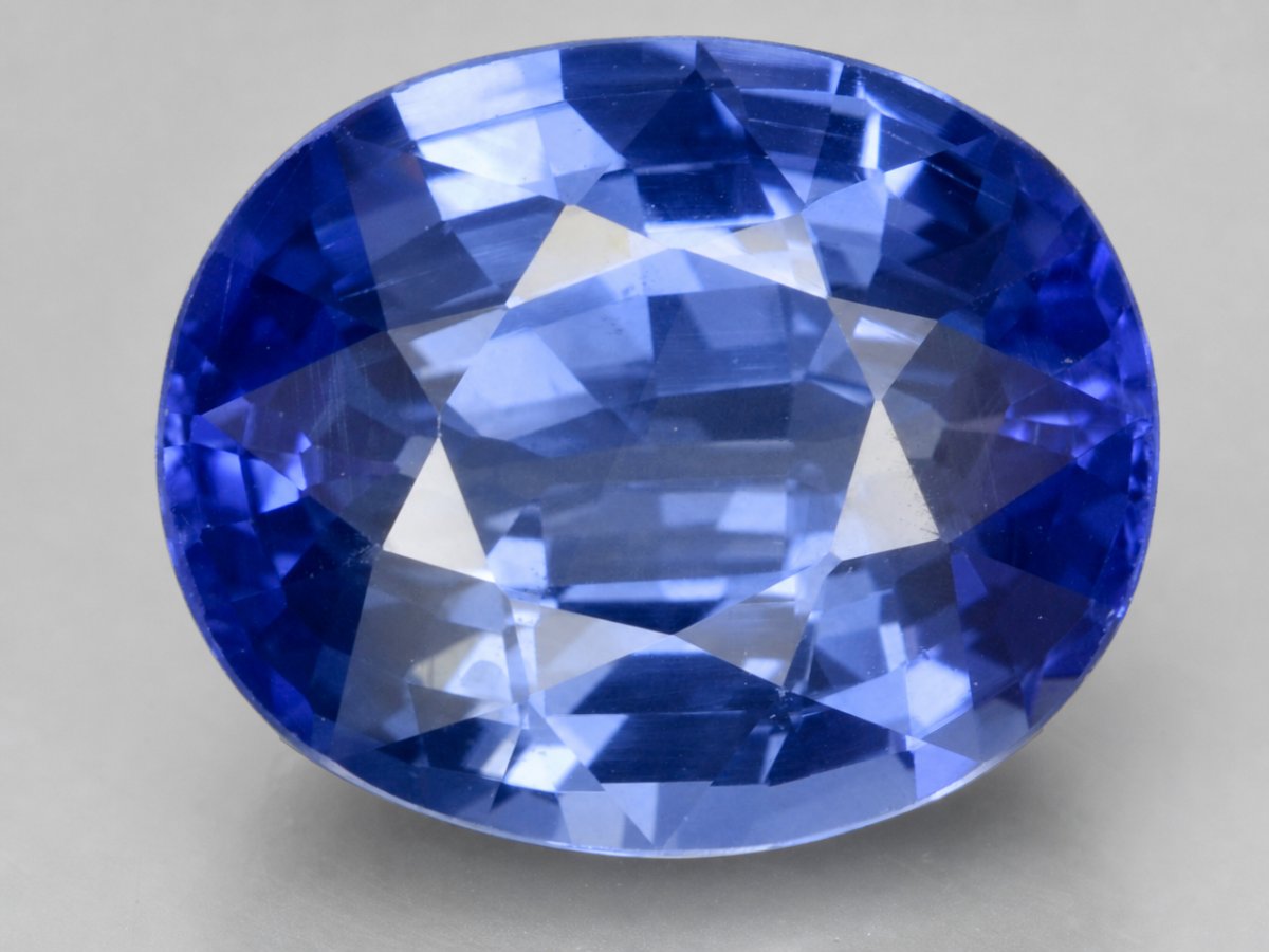 Visão aproximada de gemas de safira naturais.