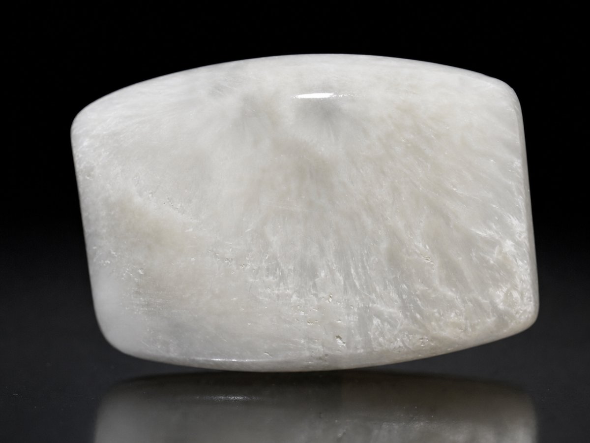 Visão aproximada de gemas de escolecita natural.