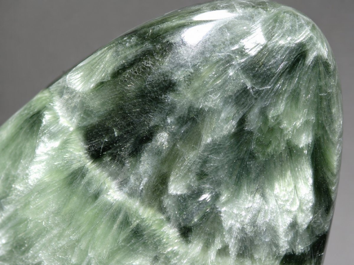 Visão aproximada de gemas de serafinita naturais.