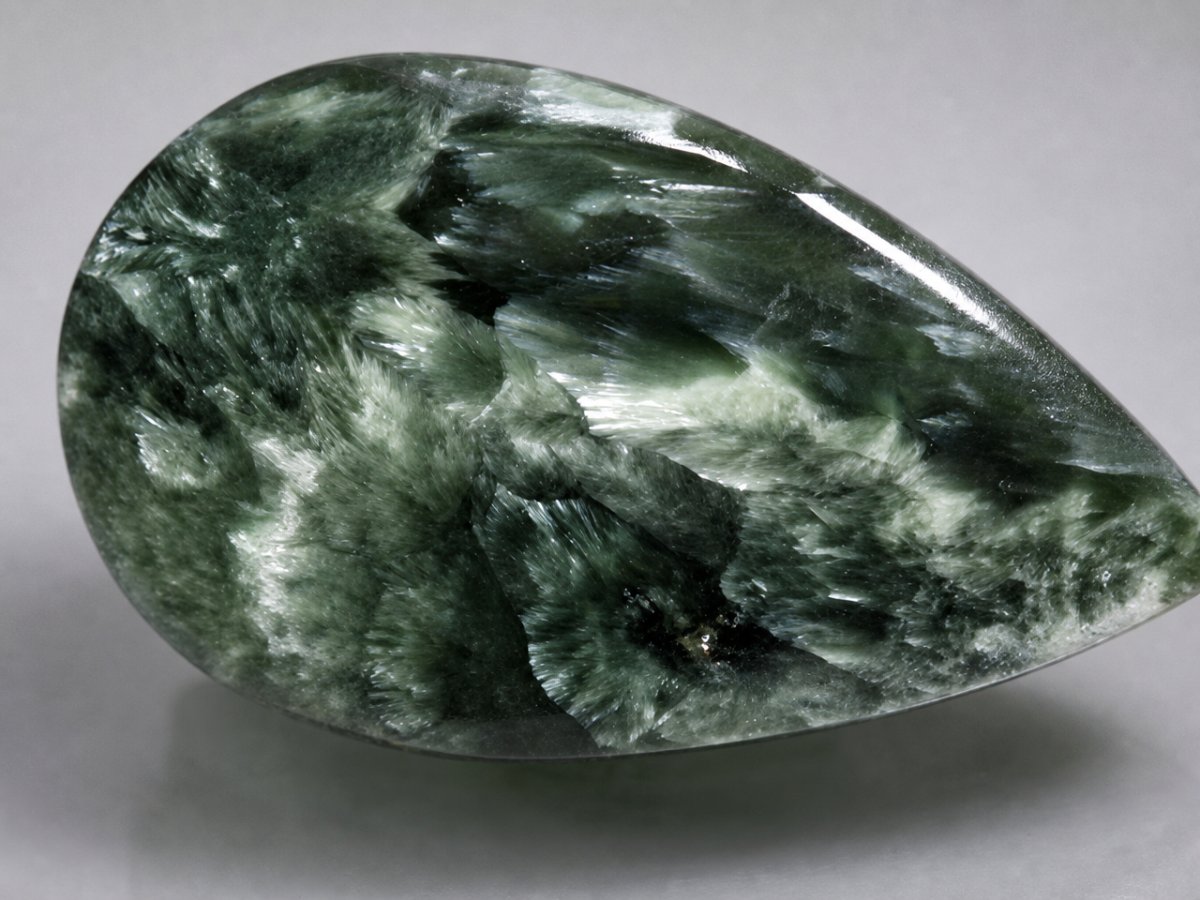 Visão aproximada de gemas naturais de serafinita.