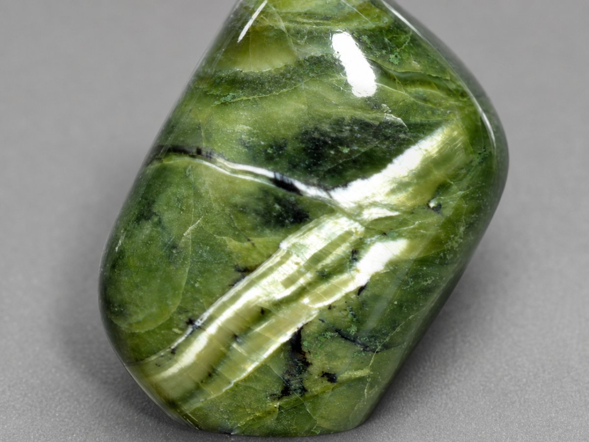 Visão aproximada de gemas de serpentina naturais.