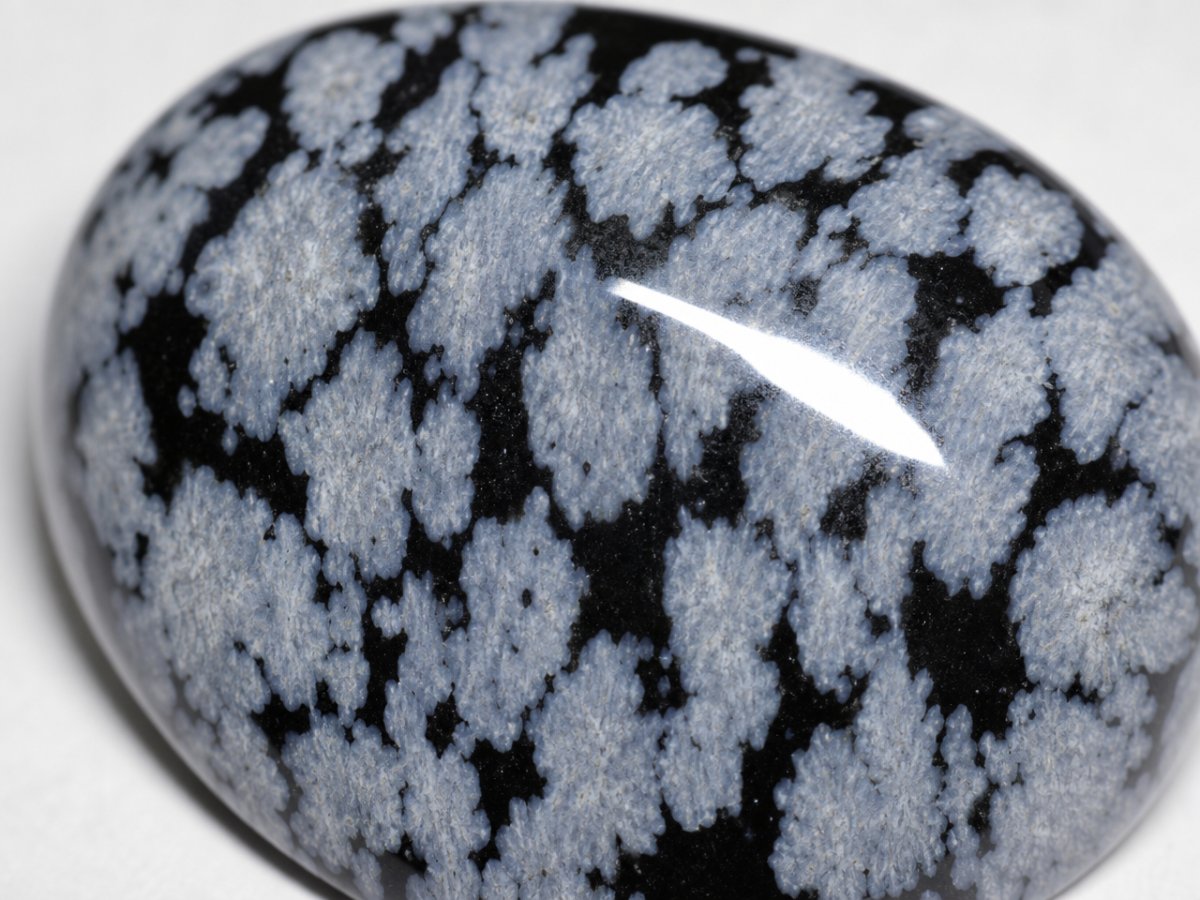 Visão aproximada de gemas naturais de obsidiana em forma de floco de neve.