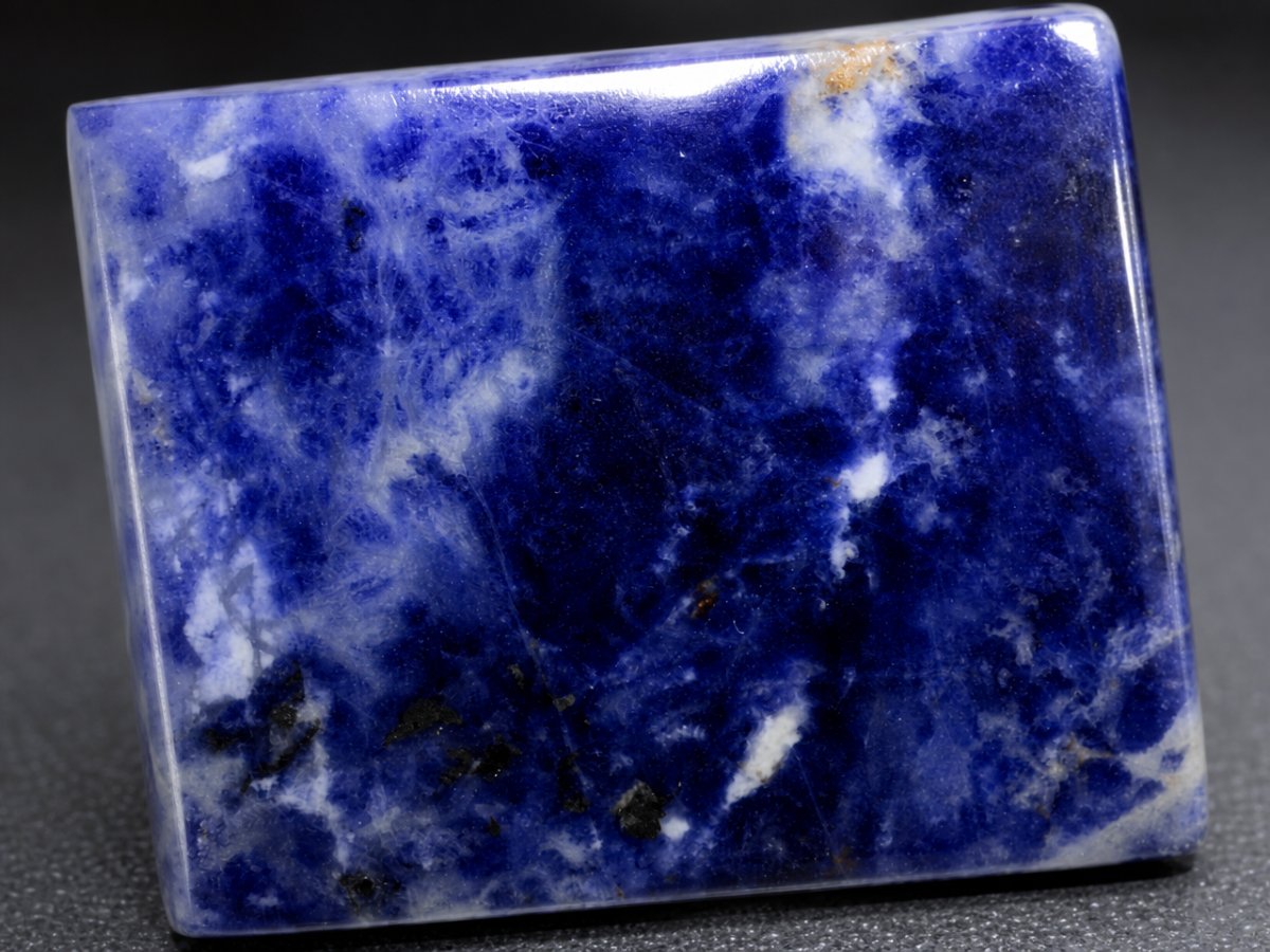 Visão aproximada de gemas de sodalita natural.