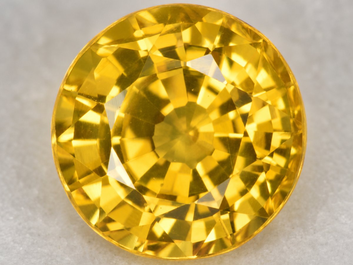 Visão aproximada de gemas de safira Songea naturais.