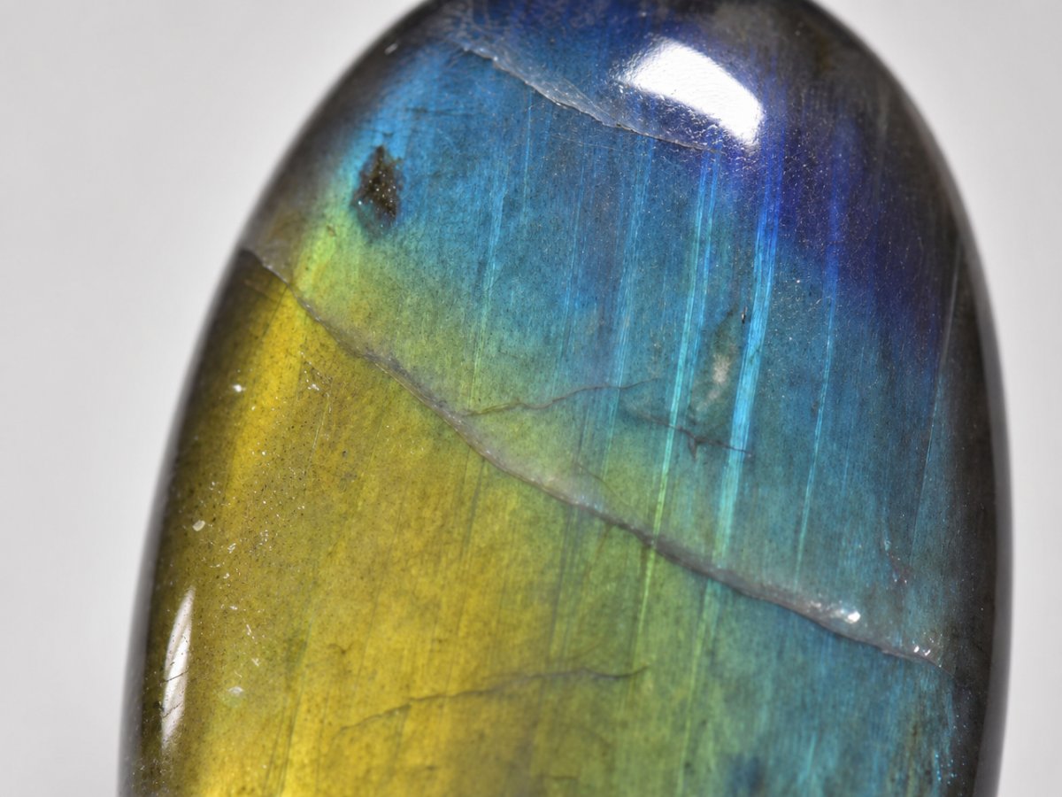 Visão aproximada de gemas naturais de espectrolita.