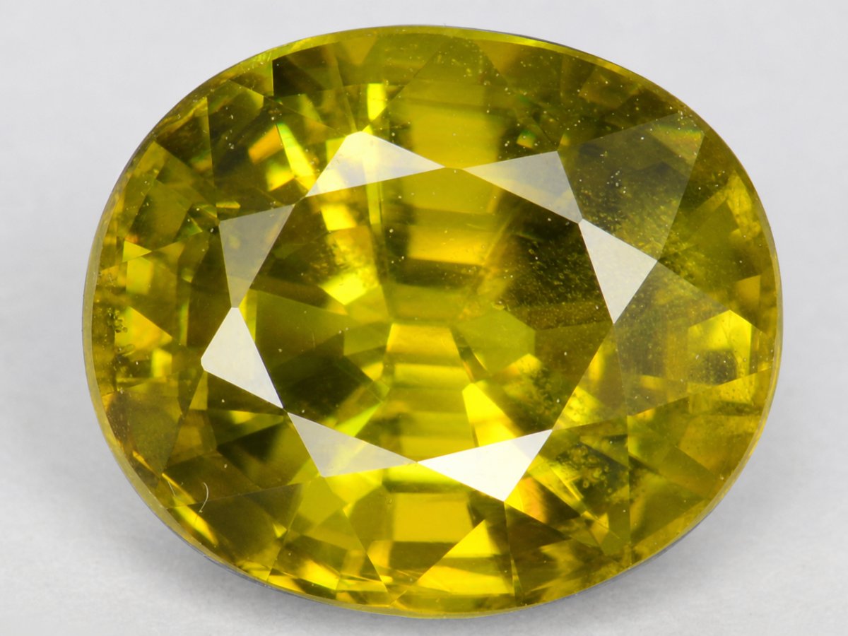 Visão aproximada de gemas de esfeno naturais.