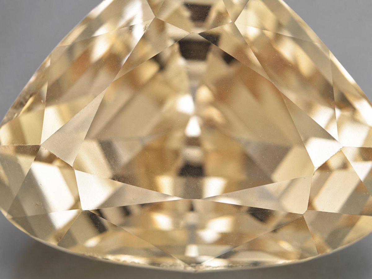 Visão aproximada de gemas de espodumênio natural.
