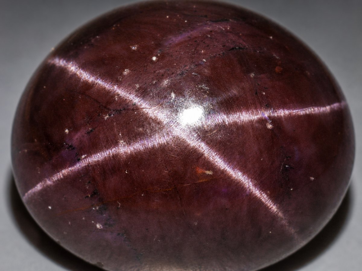 Visão aproximada de gemas naturais de granada estrela.
