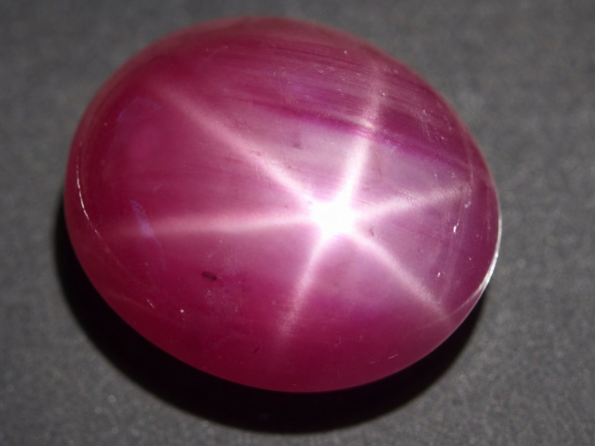 Visão aproximada de gemas naturais de rubi estrela.