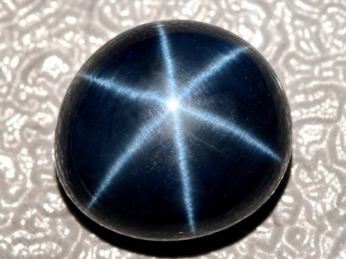 Visão aproximada de gemas de safira estrela naturais.