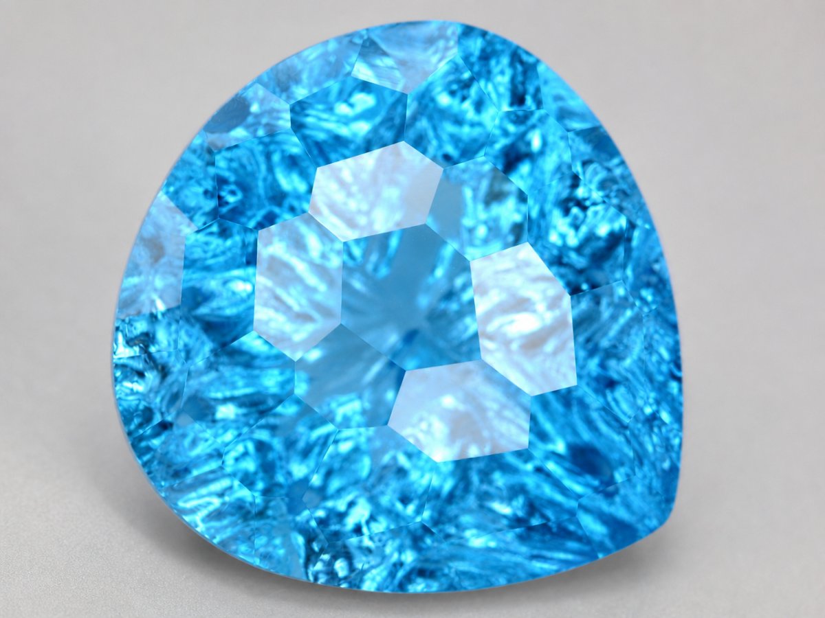 Visão aproximada de gemas naturais de topázio azul suíço.