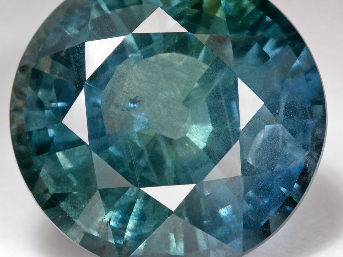 Visão aproximada de gemas naturais de safira azul-esverdeada.