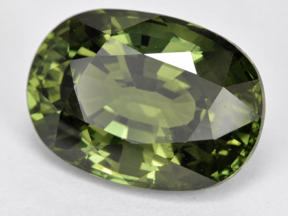 Visão aproximada de gemas de safira natural não aquecidas.