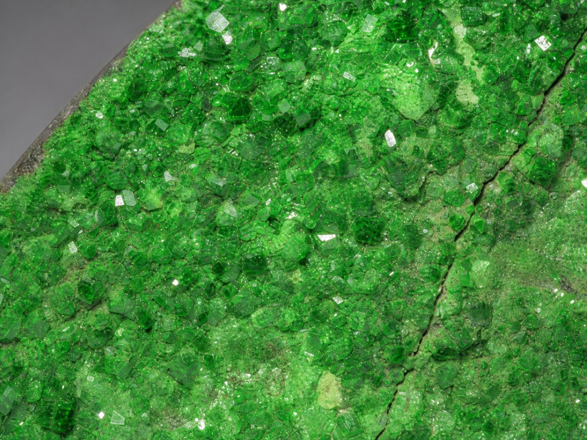 Visão aproximada de gemas naturais de granada uvarovita drusa.