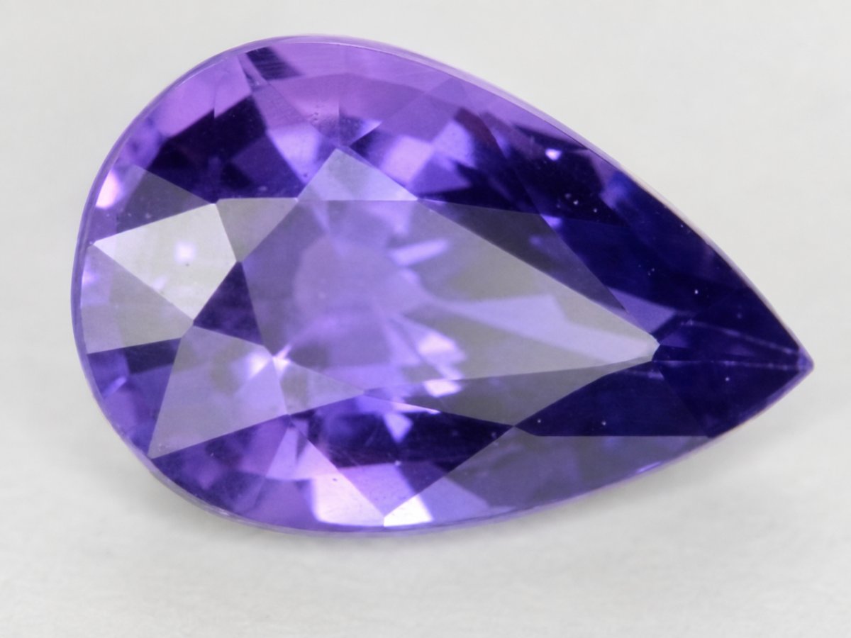 Visão aproximada de gemas de safira violeta naturais.