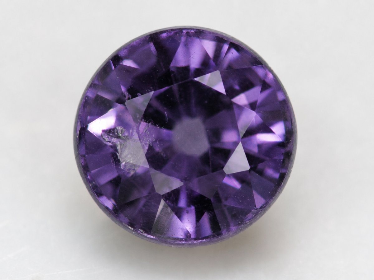Visão aproximada de gemas naturais de espinélio violeta.