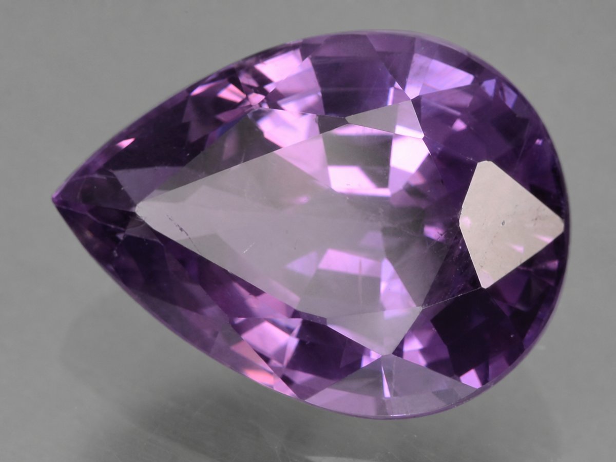 Visão aproximada de gemas naturais de espinélio violeta.