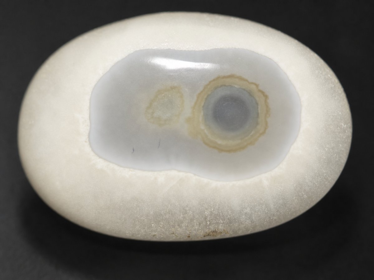 Visão aproximada de gemas de ágata branca natural.