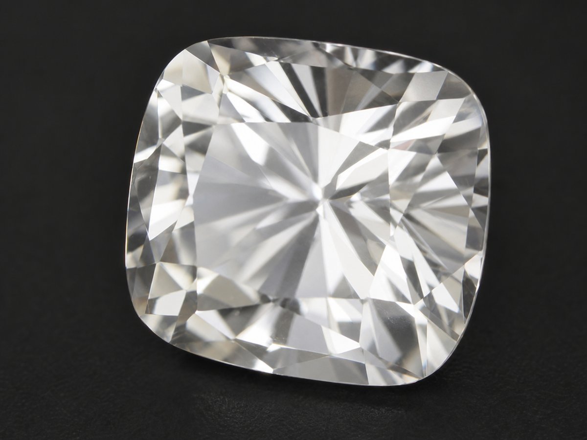 Visão aproximada de gemas de topázio branco natural.