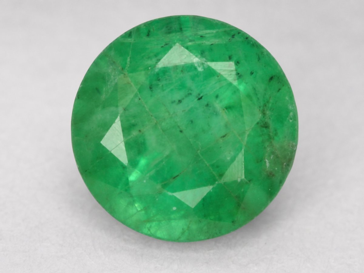 Visão aproximada de gemas de esmeralda naturais da Zâmbia.