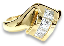 Moissanite em anel de ouro amarelo