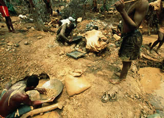Mineração Tradicional de Safira em Madagascar