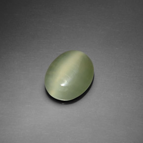 Actinolite cat's eye verde natural 2,20ct, corte oval, transparente