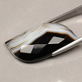 Ágata multicolorido natural 27,84ct, forma extravagante, opaco