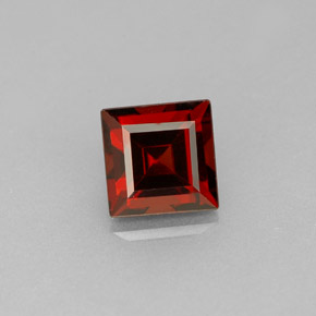 Granada almandina vermelho natural 1,35ct, quadrado, VS
