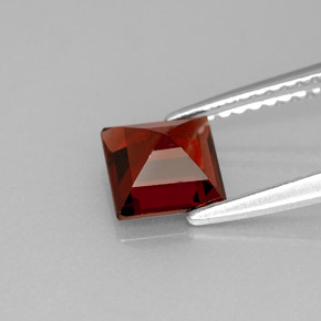 Granada almandina vermelho natural 1,35ct, quadrado, VS