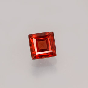 Granada almandina vermelho natural 0,59ct, quadrado, VVS-VS