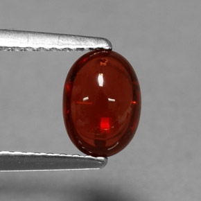 Granada almandina vermelho natural 1,37ct, corte oval, translúcido