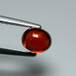 Granada almandina vermelho natural 1,06ct, corte oval, translúcido