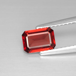 Granada Almandina Vermelho Natural 0.96ct, Corte Esmeralda, VS