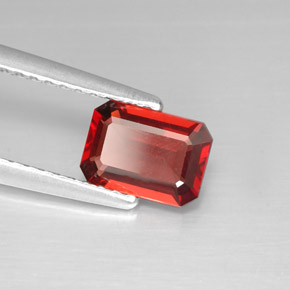 Granada Almandina Vermelho Natural 0.96ct, Corte Esmeralda, VS