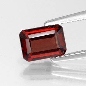 Granada almandina vermelho natural 1,28ct, corte esmeralda, VS