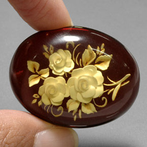 Âmbar marrom natural 28,39ct, forma extravagante, translúcido