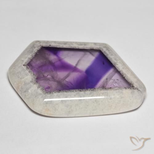 Fatia de geodo de ametista multicolorido natural 69,57ct, forma extravagante, transparente